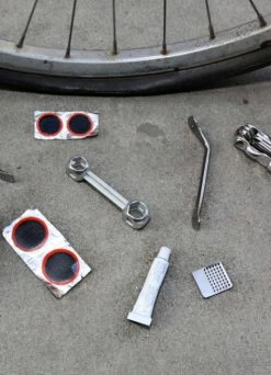 Kit De Réparation Vélo Du Cycliste - Kikkerland -Vêtements Soldes Magasin kit de reparation velo du cycliste kikkerland 2